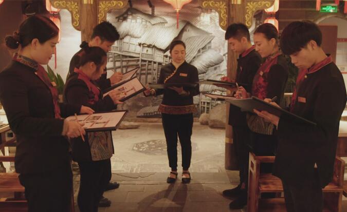 想提高火鍋加盟店利潤(rùn)，得從培養(yǎng)服務(wù)員開(kāi)始