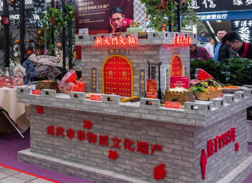 內(nèi)江開火鍋加盟店合適嗎？當?shù)厥袌鋈绾危? /> </p>
<p>1.<a href='http://www.a5566.cn/' target='_blank'>火鍋店</a>眾多，可行性較高</p>
<p>內(nèi)江雖然有“甜城”之稱，但是當?shù)厝巳匀浑x不了麻辣的魂，對火鍋的喜愛是溢于言表的。我們可以看到內(nèi)江的火鍋店數(shù)量并不少，這就說明一個問題，在內(nèi)江<a href='http://www.a5566.cn/zhinan/' target='_blank'>開火鍋店</a>的可行性是非常高的。我們可以對比各個火鍋店的品牌特色，通過優(yōu)劣分析，找到更加適合市場的發(fā)展道路。</p>
<p>2.人文景觀多，消費需求旺</p>
<p>我們都知道，內(nèi)江是一座文化古城，培育了多位杰出的歷史名人，孔子之師萇弘和國畫大師張大千都是其中之一。當?shù)氐娜宋摹⒆匀痪坝^非常多，深厚的文化氛圍吸引了眾多的旅客，由此，助長了當?shù)氐南M需求，不管什么地方來的游客，只要到了內(nèi)江，肯定都是要吃一吃火鍋的。外來消費需求不斷上漲，再加上內(nèi)部本地人對美食的不盡喜愛和執(zhí)著追求，都為在內(nèi)江開火鍋加盟店提供了良好的發(fā)展契機。</p>
<p>3.品牌雜亂，選擇需謹慎</p>
<p>雖然從以上兩點我們都可以看出，內(nèi)江的火鍋加盟市場非常旺盛，但是并非所有人都能一舉成功，目前的<a href='http://www.a5566.cn/dongtai/' target='_blank'>火鍋行業(yè)</a>是火爆與危機并存的，發(fā)展形勢好，但也面臨著市場混亂，品牌多而雜，市場約束不足等問題，因而，作為投資人我們就得保持應(yīng)有的理性和判斷力，選擇品牌時要盡可能地選擇那些有一定市場知名度和威望的<a href='http://www.a5566.cn/' target='_blank'>火鍋品牌</a>。</p>
<p>綜上所述，內(nèi)江是一個吃火鍋氛圍濃烈的城市，當?shù)夭粌H市場好，需求也旺，但是你也應(yīng)該明了的一點是，有開店想法的并不止你一人，大家都在爭分奪秒地搶奪資源，因此，為了避免好品牌、好門面被他人搶占，建議盡早行動。以上就是我們的相關(guān)回答了，如有其它疑問，可給我們留言。</p><p><strong>推薦閱讀:</strong></p>
					<p><a href=