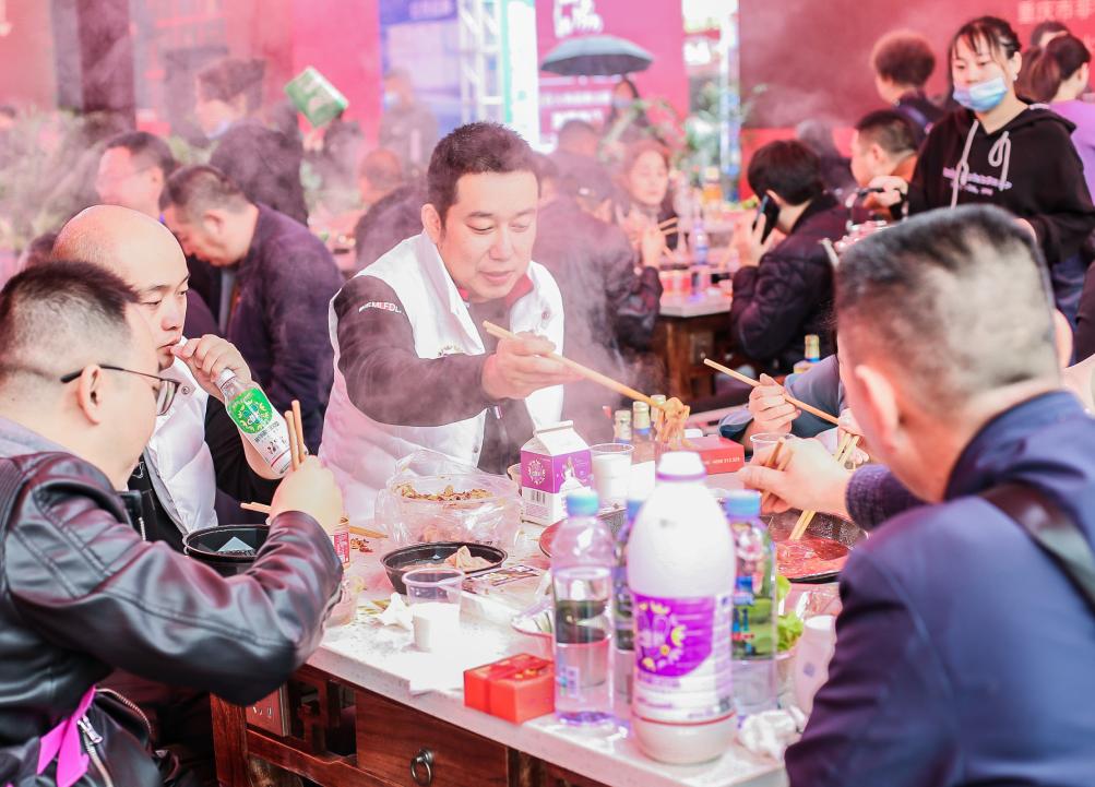 加盟朝天門(mén)火鍋如何？營(yíng)運(yùn)部提供全程保姆式扶持！