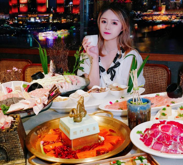 四川餐飲加盟什么項目啟動難度?。? /> </p>
<p>首先：集中配送，統一標準</p>
<p>一直以來，連鎖<a href='http://www.a5566.cn/' target='_blank'>火鍋加盟</a>憑借快速復制、標準統一的特色，與其他餐飲形成了鮮明的對比，產業優勢也日益凸顯。傳統的餐飲需要一位大廚，并且很難做好味道的把控，今天可能咸一點，明天口味可能淡一點，味道隨時發生變動。而火鍋所有核心原料（底料、<a href='http://www.a5566.cn/matou/2020051375.html' target='_blank'>香油</a>、特色化產品）皆是按照統一標準生產，集中配送，能有效減少口感差異，保持味道恒定不變。</p>
<p>其次：出品模板化，工序簡單</p>
<p>要想提升火鍋加盟店工作效率，出品速度快，翻臺率才高，這樣才能有效接納、服務意向顧客。而縱觀所有的餐飲項目，唯有火鍋出品工序簡單。因為火鍋的所有產品都有統一的出品標準和模式，出品比較模式化，你不需思考如何<a href='http://www.a5566.cn/dishes/' target='_blank'>擺盤</a>才美觀，你只需要按照前期培訓的內容去擺盤裝點，日復一日，年復一年，重復簡單的動作，效率也會慢慢提升，滿滿一大桌菜，準備時間可能不足20分鐘，即保障了出品的質量，同時又能有效節省后廚的時間。</p>
<p>再者：鮮辣火鍋受歡迎，市場空間大</p>
<p>如何評估一個項目啟動難度大不大，一方面是要看項目本身創立難易程度，另一方面則要看<a href='http://www.a5566.cn/dongtai/' target='_blank'>火鍋市場</a>空間。產業受歡迎，市場空間大，運營起來自然會更順暢、輕松一些。而火鍋，作為一款大熱的餐飲項目，深受南北老少的喜愛，鮮辣沸騰的滋味，已經成為餐飲的主流，選擇投入這樣的項目，在拓客、獲客方面，能節省不少時間和精力成本。</p>
<p>以上就是<a href='http://www.a5566.cn/' target='_blank'>朝天門火鍋</a>的相關分享了，希望能對你有所幫助，如有其它疑問，可給我們留言，一起交流學習！</p><p><strong>推薦閱讀:</strong></p>
					<p><a href=